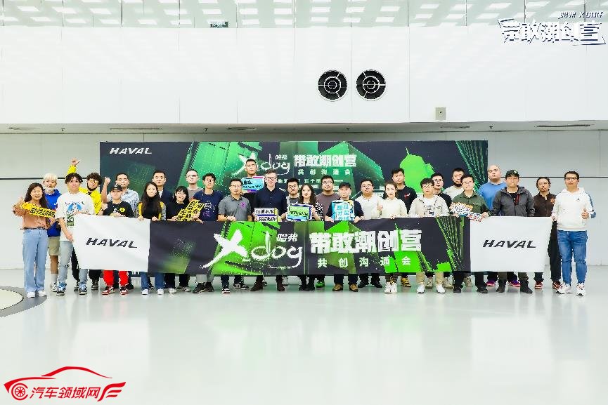 一群人站在台上
中度可信度描述已自动生成